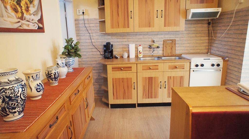 Hajnal Apartman Villa Гюла Стая снимка