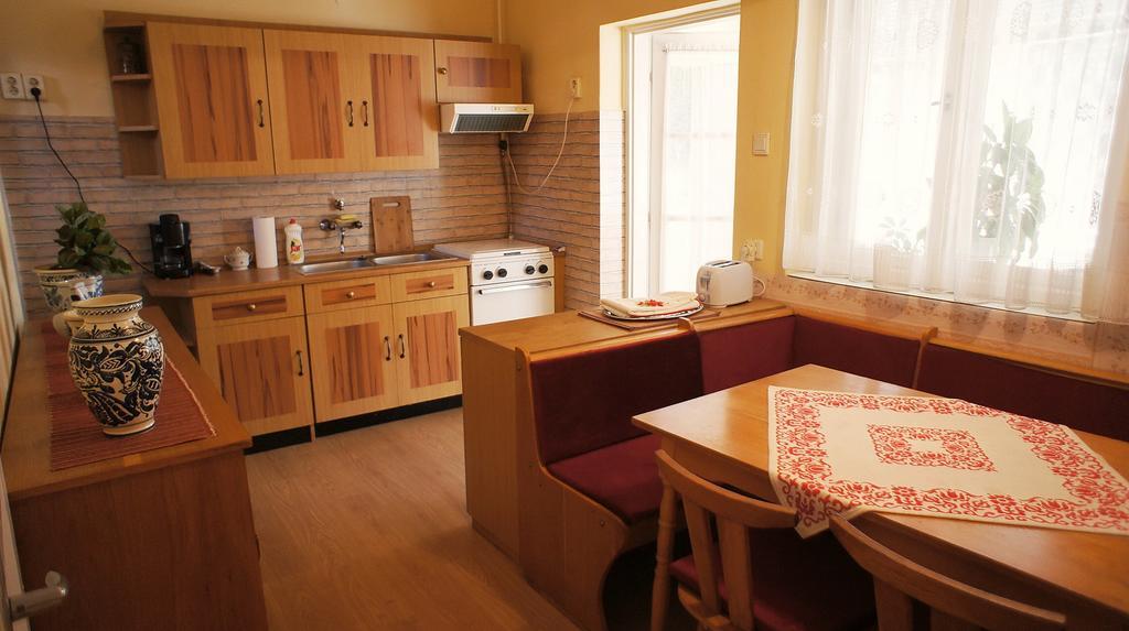 Hajnal Apartman Villa Гюла Стая снимка