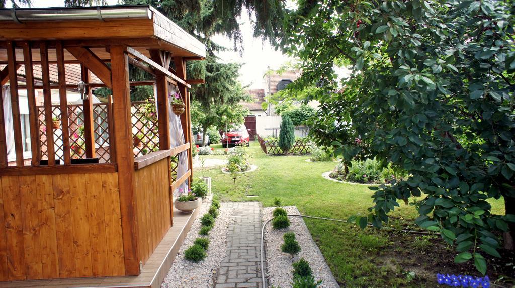 Hajnal Apartman Villa Гюла Екстериор снимка