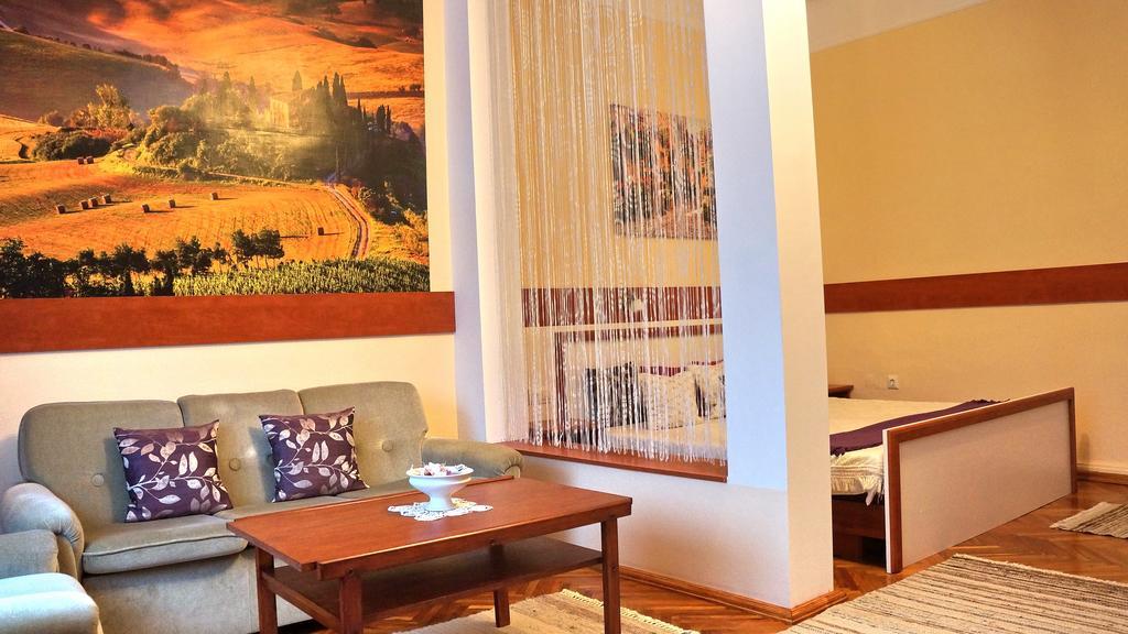 Hajnal Apartman Villa Гюла Екстериор снимка