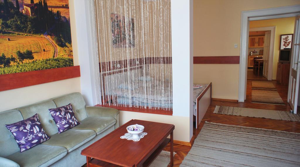 Hajnal Apartman Villa Гюла Екстериор снимка